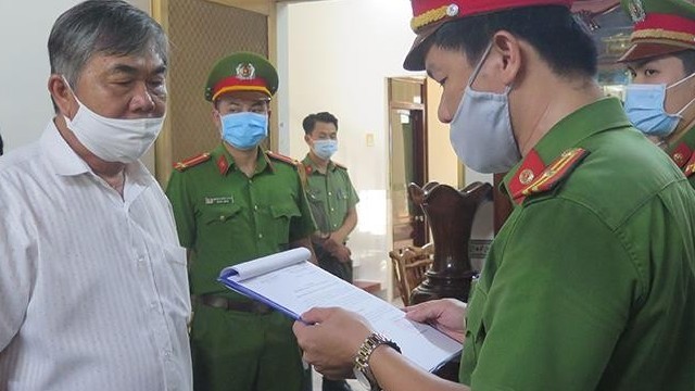 Công an đang khám xét nơi ở và thực hiện lệnh tạm giam ông Nguyễn Chí Hiến, nguyên Phó Chủ tịch Thường trực UBND tỉnh Phú Yên.