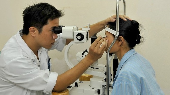 Tuyệt đối không để người bệnh bảo hiểm y tế phải tự mua các thuốc, vật tư y tế thuộc danh mục được hưởng của người tham gia bảo hiểm y tế…. Đây là đề nghị của Bảo hiểm xã hội Việt Nam đối các địa phương, nhằm bảo đảm quyền lợi cho người bệnh tham gia bảo hiểm y tế.