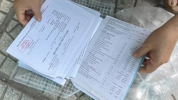 Người bệnh mòn mỏi chờ thuốc bảo hiểm y tế.