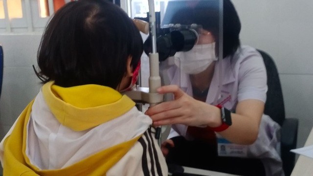 Cha mẹ cần đưa con đi khám kịp thời khi phát hiện các triệu chứng viêm kết mạc hậu COVID-19.