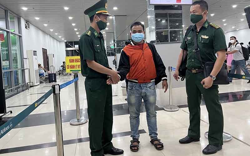 Anh Pui Thái (mặc áo đỏ-giữa) được các lực lượng giải cứu trở về nhà vào ngày 3/7.