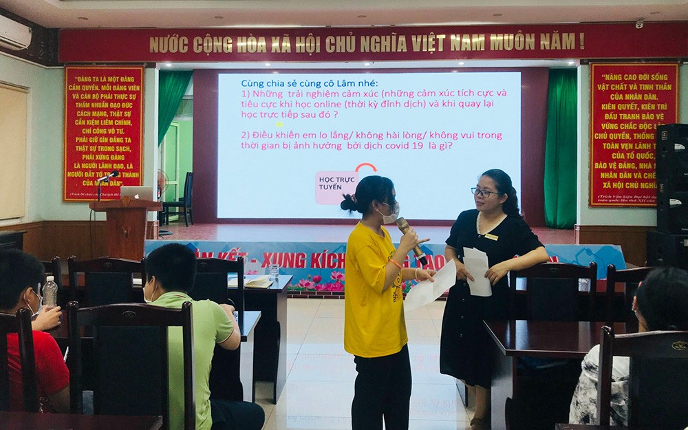 Các em tham gia chia sẻ tại lớp tư vấn.