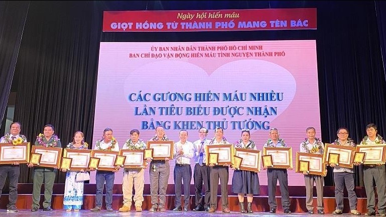 12 cá nhân có thành tích xuất sắc hiến máu liên tục nhiều năm tại Thành phố Hồ Chí Minh nhận Bằng khen của Thủ tướng Chính phủ.