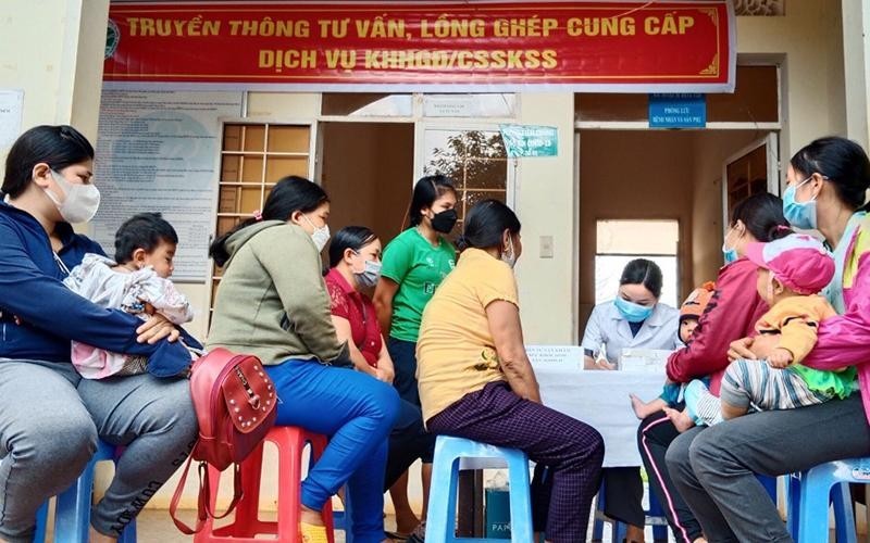 Khám sức khỏe cho bà mẹ, trẻ em.