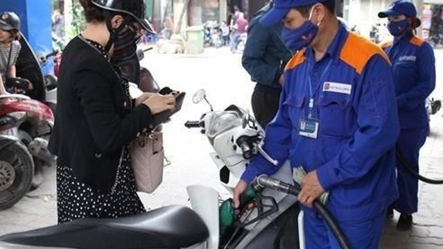 Giảm mạnh nhất từ đầu năm, giá xăng RON95-III về ngưỡng 29.600 đồng