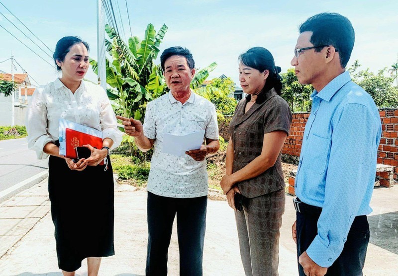 Đồng chí Nguyễn Văn Sộp (thứ hai từ trái sang), Bí thư Chi bộ thôn 4, xã Đông Sơn, huyện Thủy Nguyên (Hải Phòng) trao đổi với cán bộ và người dân về tình hình thực hiện nhiệm vụ của chi bộ thời gian qua.