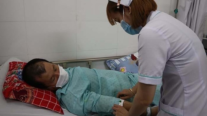 Phẫu thuật lấy 15 lít dịch mật trong bụng người đàn ông