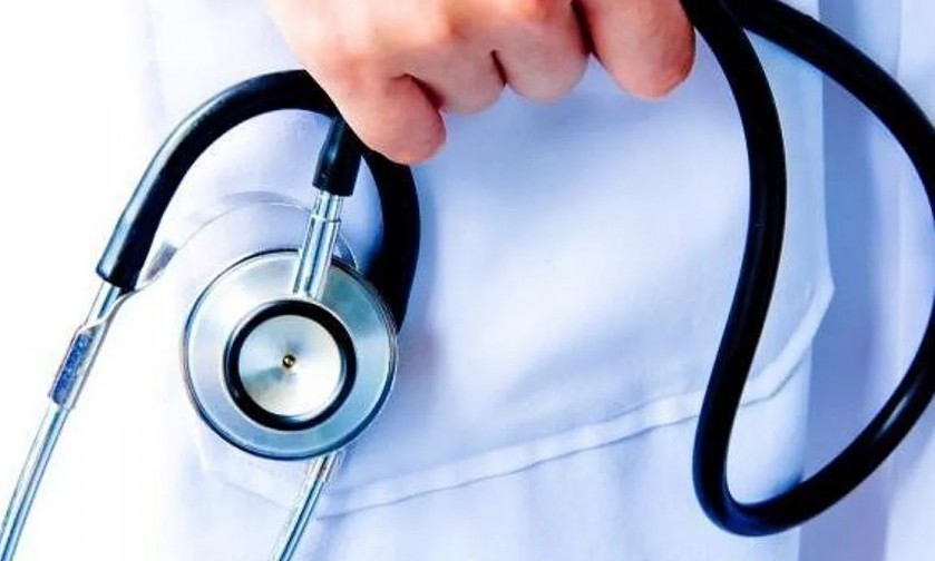 Bác sĩ cấp cứu bị người nhà bệnh nhi bóp cổ