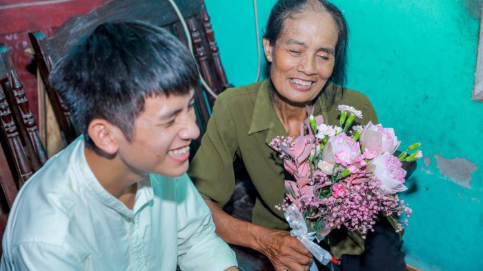 Đây là lần đầu tiên trong suốt 70 năm cuộc đời, bà Bảnh nhận được một bó hoa đẹp đến vậy
