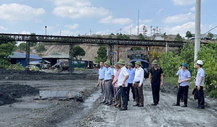 Phó chủ tịch Thường trực UBND tỉnh Hải Dương Lưu Văn Bản cùng đoàn kiểm tra tại Công ty CP Khoáng sản Kim Bôi