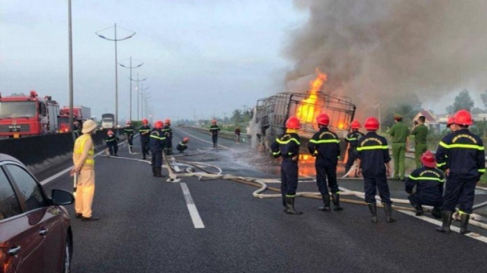 Lực lượng PCCC cùng CSGT Đội 7 khẩn trương dập tắt ngọn lửa