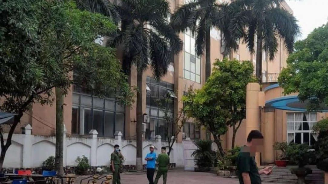 Cháu bé 15 tuổi nghi nhảy từ tầng 26 của khách sạn tử vong