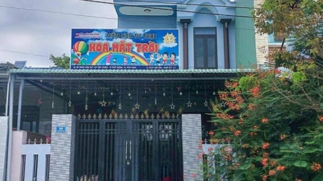 Đình chỉ cơ sở mầm non có cô giáo thúc cùi chỏ vào mặt trẻ