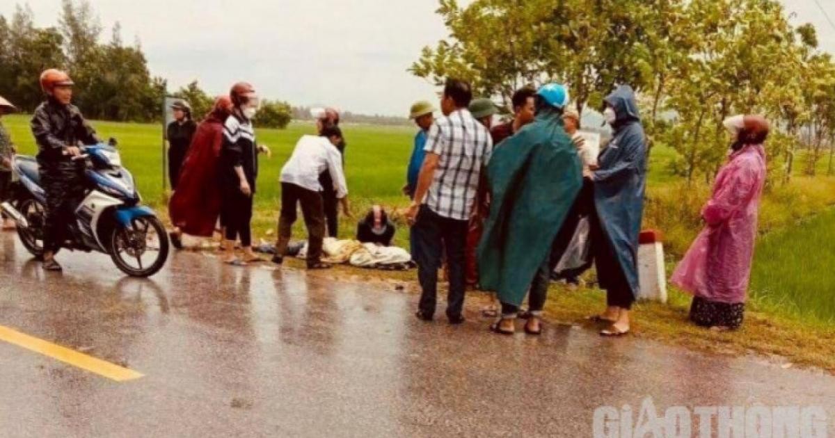 Do bị mất lái, chiếc xe máy đâm vào cột mốc khiến 1 người tử vong tại chỗ, 1 bị thương nặng