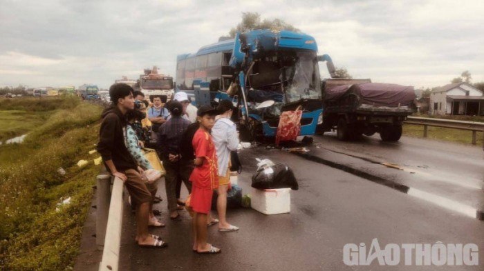 Vụ TNGT trên tuyến tránh QL1A đoạn qua TP Hà Tĩnh khiến phụ xe khách tử vong