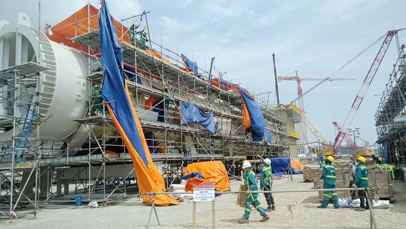 Cán bộ, công nhân LILAMA lắp đặt thiết bị siêu trường, siêu
trọng tại Dự án nhiệt điện Vũng Áng 1.