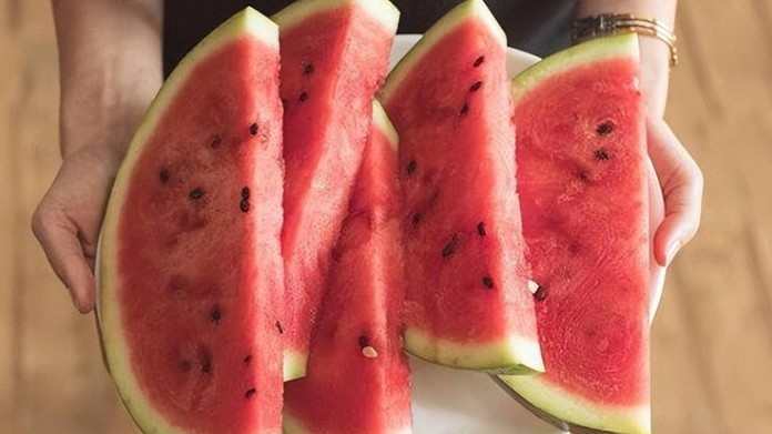 Gia đình 3 người nhập viện vì ăn dưa hấu để qua đêm, đứa con suýt chết