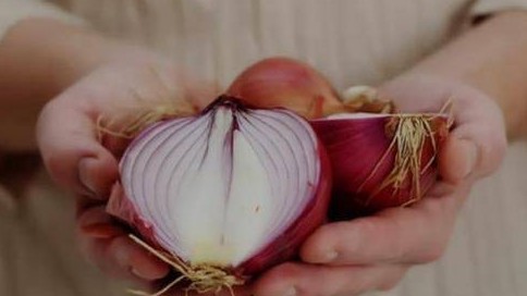 Người phụ nữ 43 tuổi ăn hành tây mỗi ngày, điều gì xảy ra với cơ thể cô ấy?