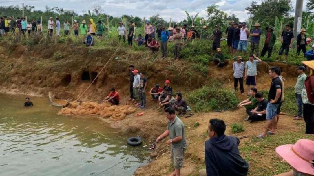 Mẹ đau đớn phát hiện hai con sinh đôi tử vong dưới hồ nước