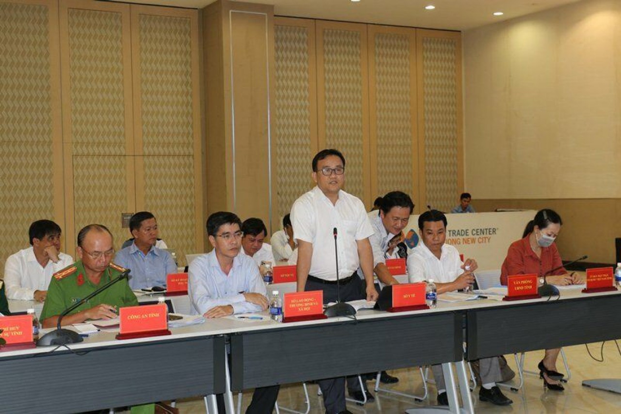 Ông Huỳnh Minh Chín, Phó giám đốc Sở Y tế tỉnh Bình Dương thông tin tại cuộc họp