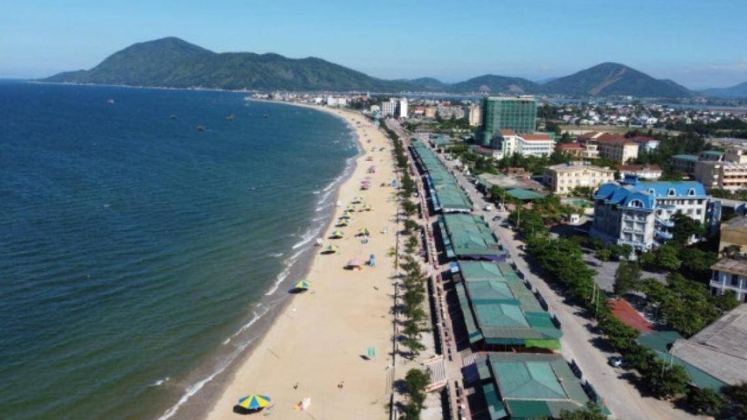 Khi nào di dời 40 ki ốt bán hàng “xập xệ” chắn lối xuống biển Thiên Cầm?