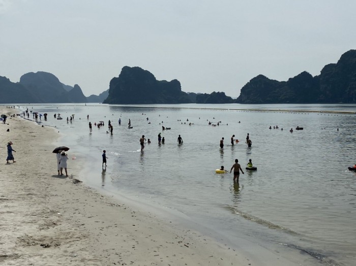 Dù trời rất nắng, nhưng gần trưa ngày 2/9, bãi tắm Hòn Gai vẫn khá đông người