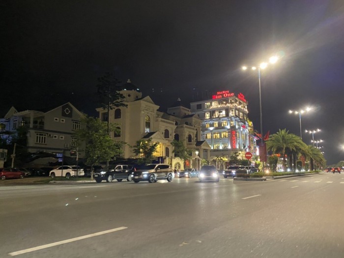 Các nhà hàng ở tuyến đường bao biển Hạ Long rất đông khách