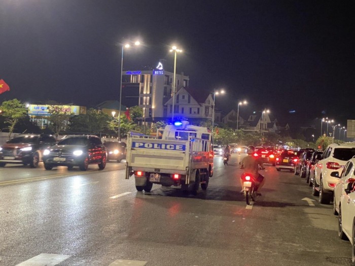 Lực lượng CSGT - trật tự, Công an TP Hạ Long bố trí tuần tra khép kín, đảm bảo trật tự ATGT thông suốt