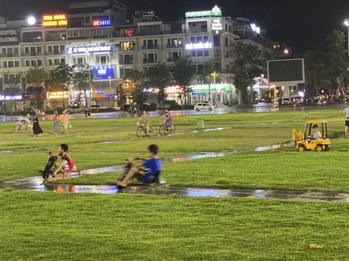 Đến với khu vực Quảng trường 30/10, trẻ em được thỏa sức chơi xe điện còn người lớn thì tản bộ và thưởng thức chương trình văn nghệ đặc sắc