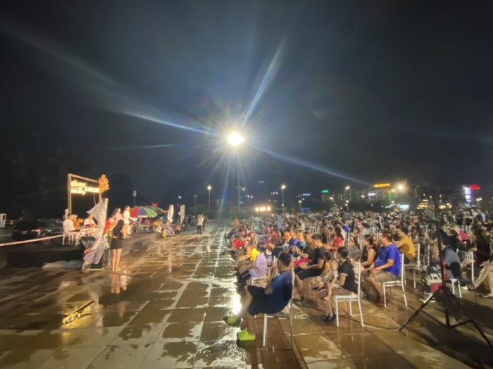 Chương trình văn nghệ được tổ chức tại Quảng trường 30/10 cũng thu hút lượng lớn du khách đến thưởng thức