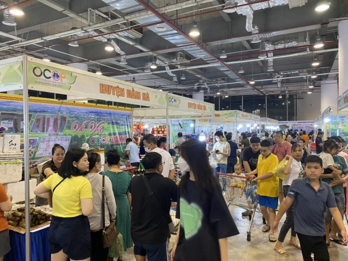 Du khách chen chân vào hội chợ mua hàng, tham quan nông sản