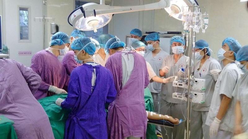 Các bác sĩ Bệnh viện E can thiệp tim mạch cho bệnh nhân.