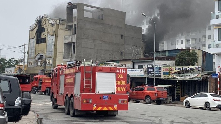 Cháy quán karaoke trong đêm tại Bình Dương làm nhiều người thương vong