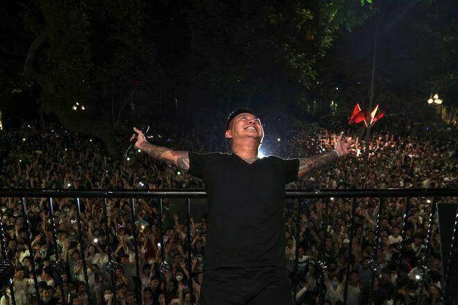 Ca sỹ Tuấn Hưng tổ chức biểu diễn liveshow ở ban công một ngôi nhà ở Hàng Khay.