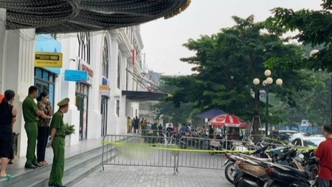 Một người tử vong sau khi rơi từ tầng cao chung cư ở gần hồ Giảng Võ