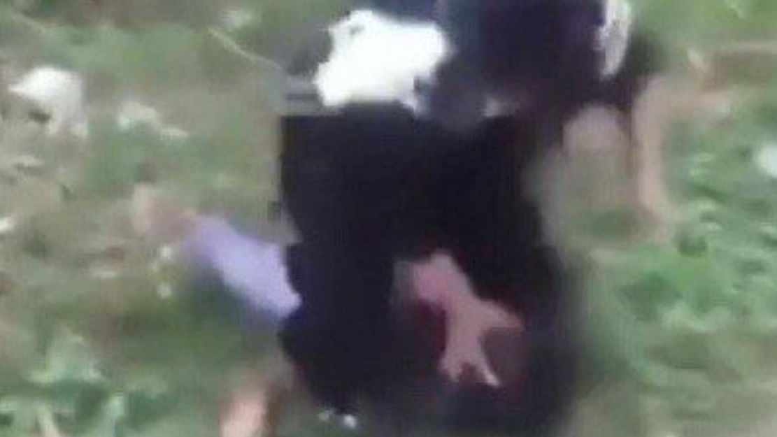 Hai nữ sinh Huế đánh nhau ở sân bóng sau trường, bạn học ra xem, quay clip