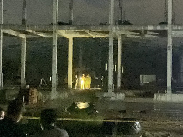 Lực lượng công an làm việc trong khu vực nhà máy đang xây dựng