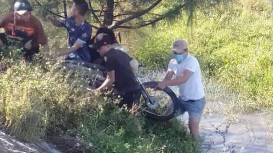 Phát hiện nam thanh niên tử vong bất thường cạnh xe máy ven QL1A