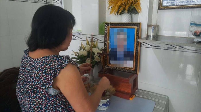 Bà N. cùng lúc thắp hương cho người chồng và con trai xấu số.