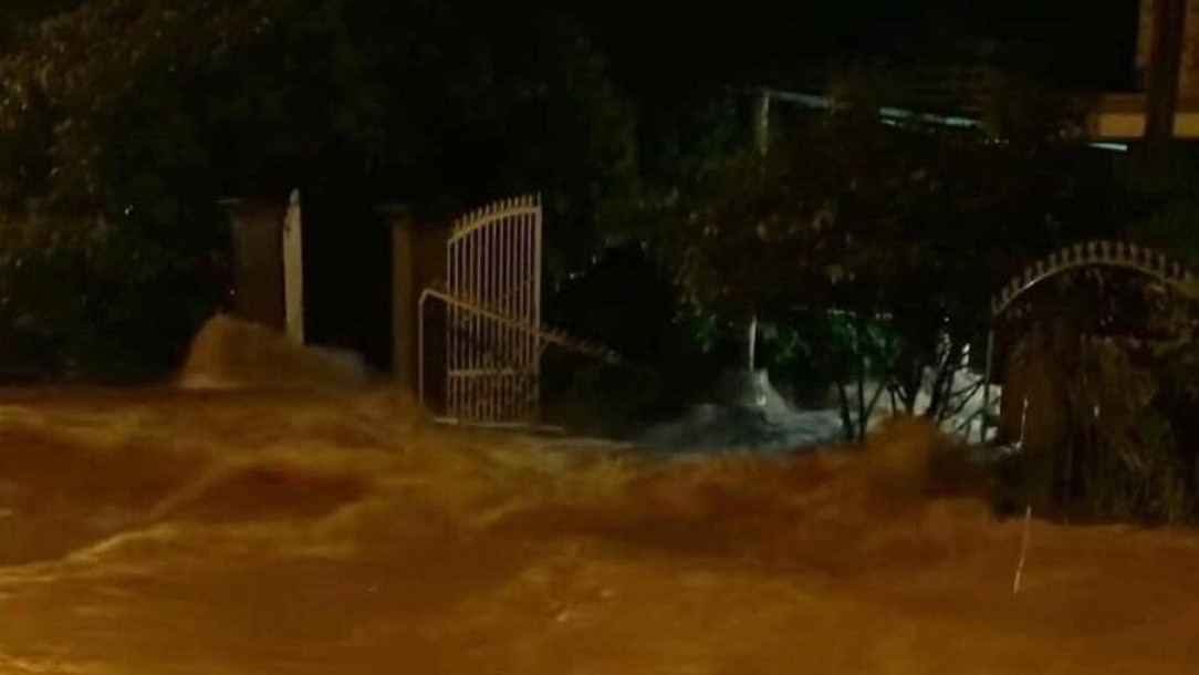 Nước lũ cuốn trôi nhiều xe máy, 1 người bị mất tích ở Đồng Nai