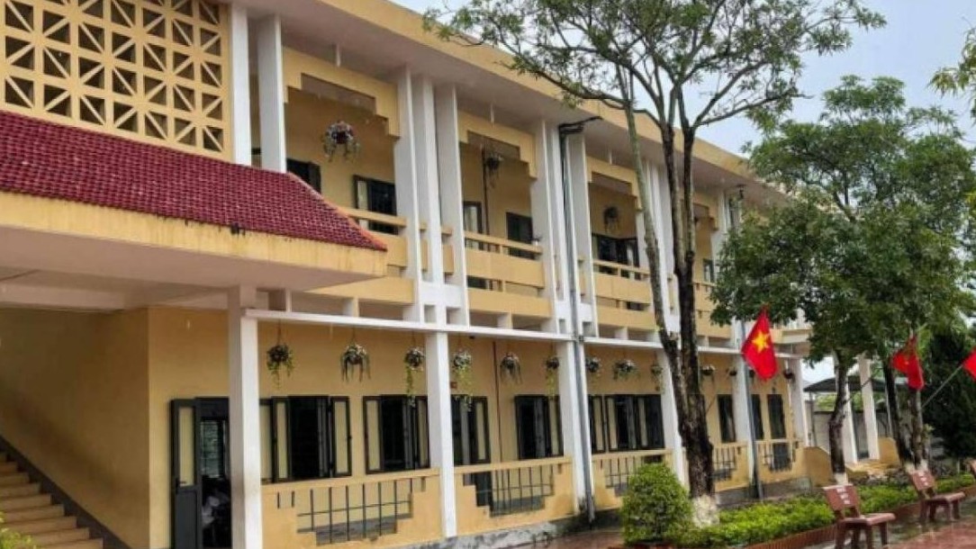 Sức khỏe học sinh lớp 3 rơi từ tầng 2 xuống sân trường hiện ra sao?