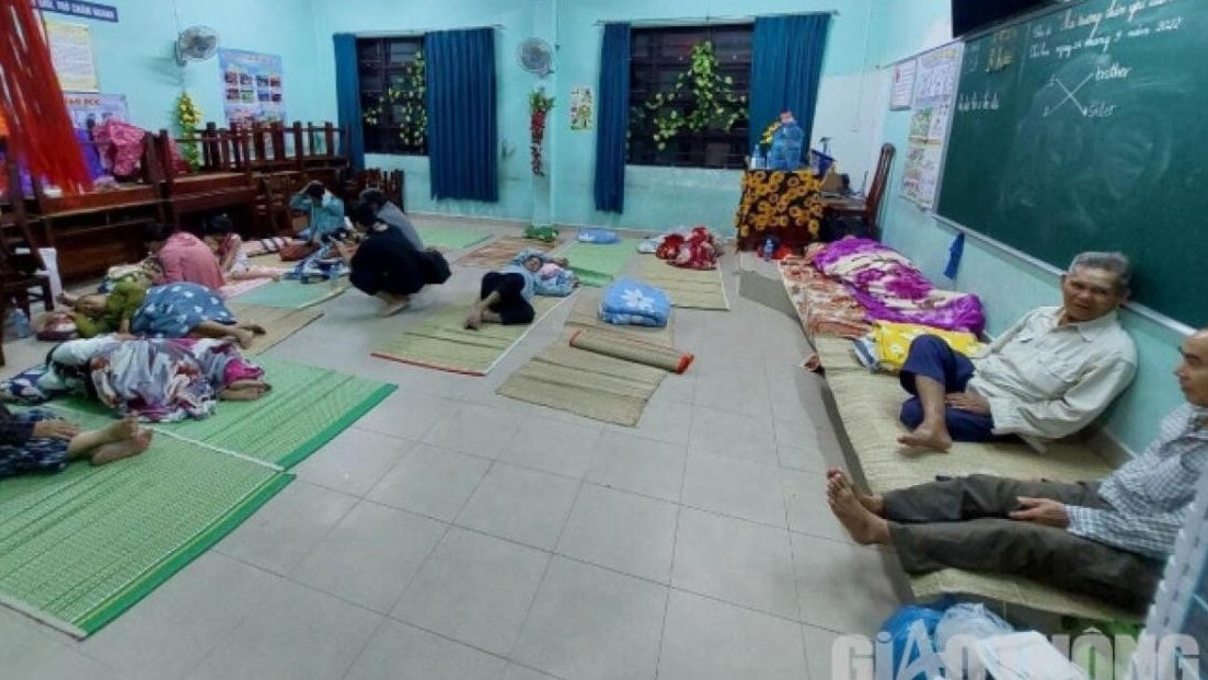 Hình ảnh đêm đầu tiên sơ tán trú bão của người dân Hội An
