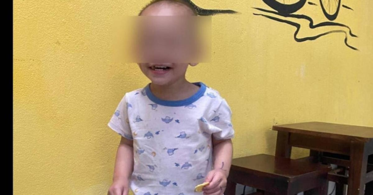 Cháu bé 2 tuổi bị bỏ rơi.