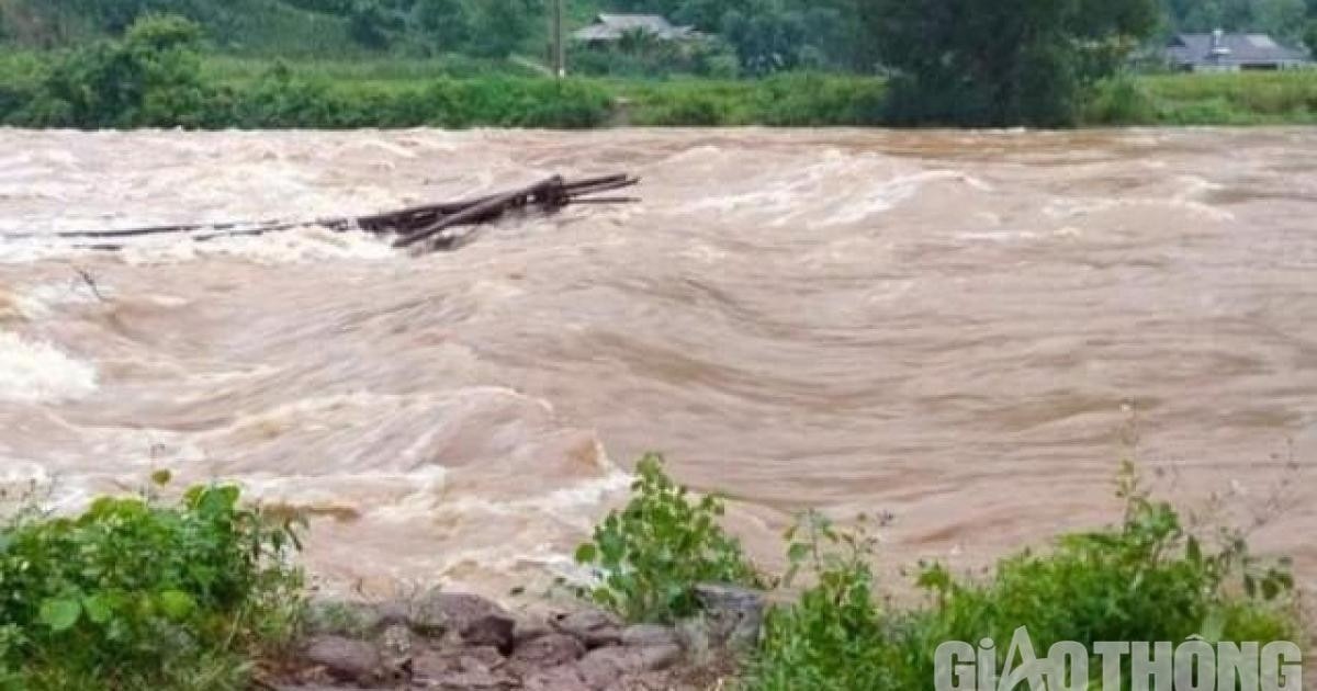 Cây cầu tạm bị cuốn trôi khiến 40 hộ dân bị cô lập hoàn toàn.