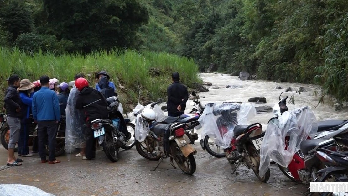 Yên Bái: 300 người tìm cháu bé 8 tuổi rơi xuống suối mất tích