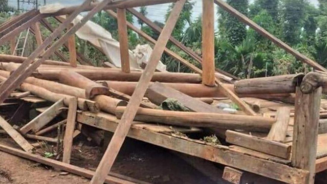 Nhà sàn đang thi công bất ngờ bị sập, đè chủ thầu tử vong