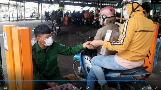 Tù mù thu phí xe máy quên quẹt thẻ ở phà Cát Lái: Đình chỉ Phó giám đốc phà