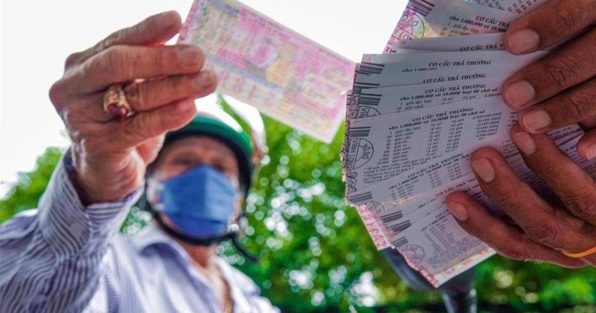 Người dân mua vé số ở Cần Thơ.