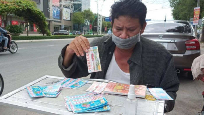 Hầu hết những người bán vé số dạo đều có cuộc sống nghèo khó và cần được giúp đỡ.