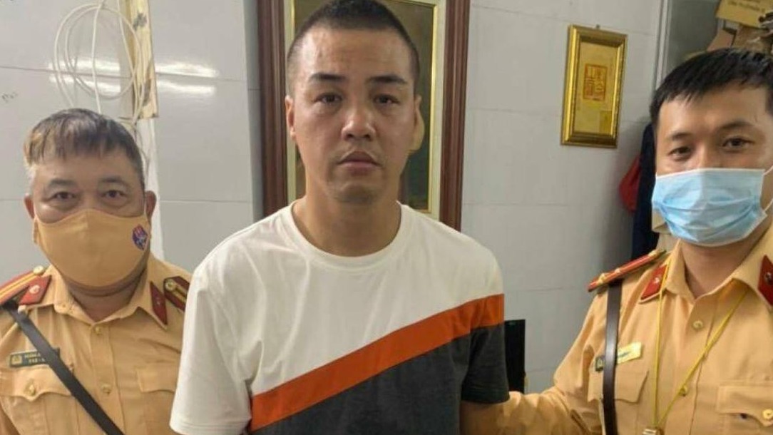 CSGT tóm gọn kẻ giật điện thoại của người phụ nữ đứng trên vỉa hè Hà Nội